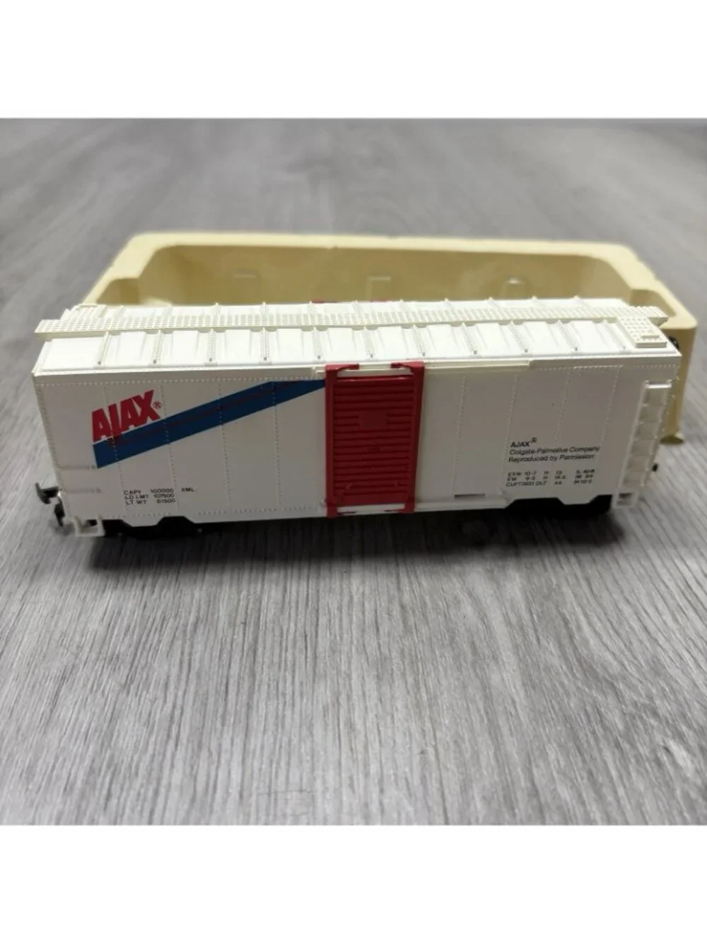 Life-like 8466 40' Box Car Ajax and Santa Fe Caboose 8542